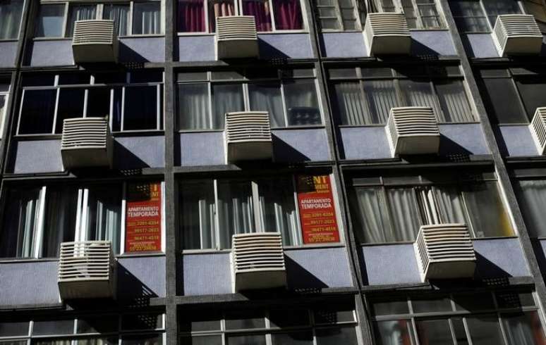 Apartamento com anúncios de aluguel em Copacabana, no Rio de Janeiro
13/06/2016 REUTERS/Ricardo Moraes