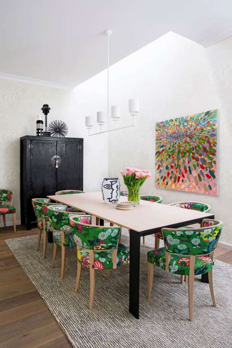 55. Sala com cadeira retrô floral verde – Foto Homes To Love