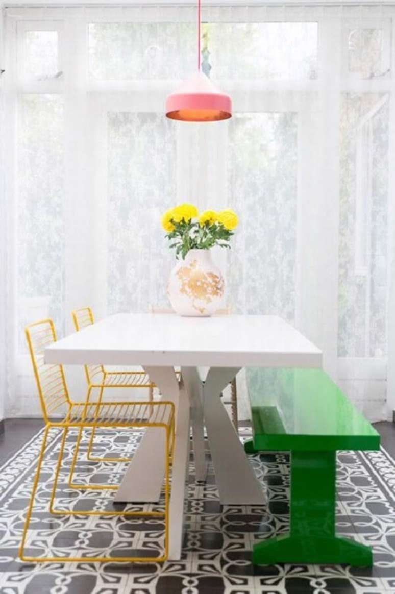 44. Decoração com cadeira retrô amarela e banco verde – Foto Casa Abril