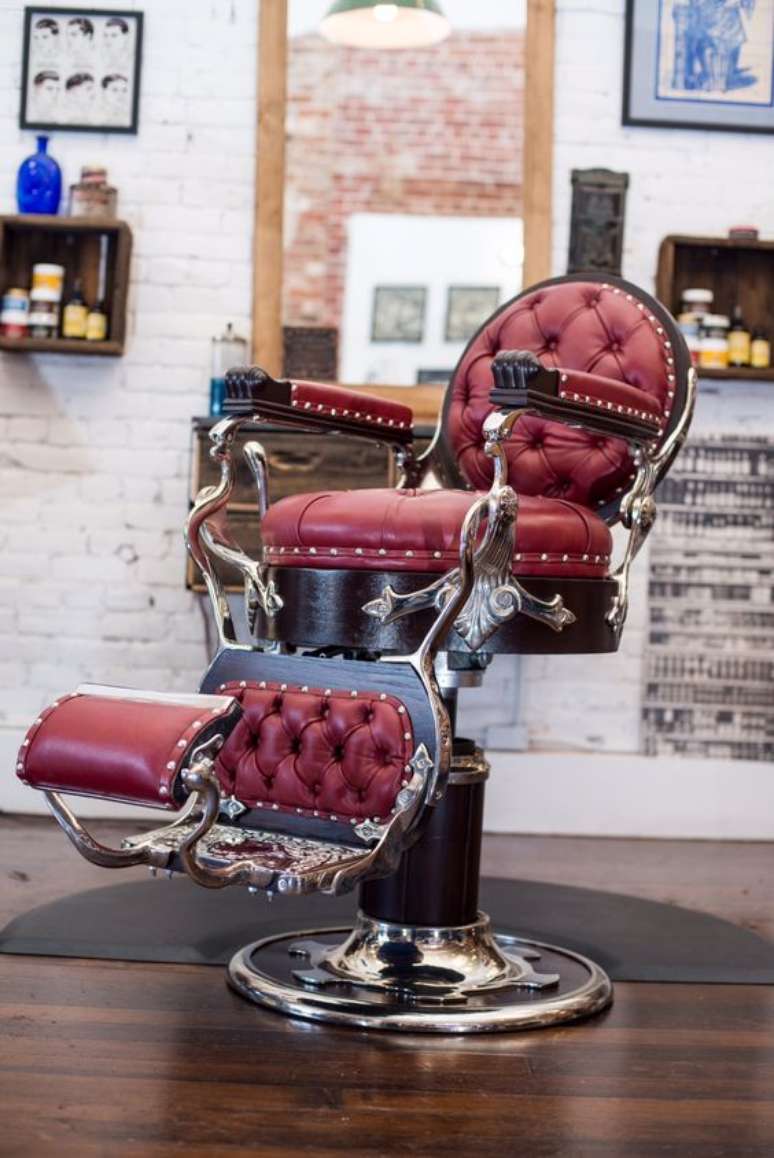 4. Cadeira barbeiro retrô vermelha – Foto Foursuare