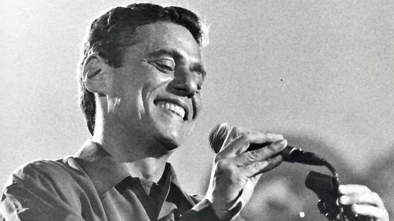 Chico Buarque em apresentação no teatro Ariston de Sanremo, no ano de 1996