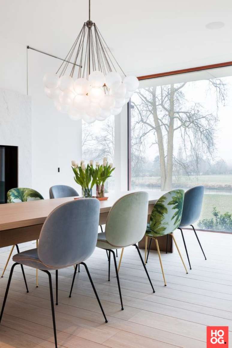 62. Sala de jantar com cadeira retr&ocirc; azul e estampado &ndash; Foto Hoog