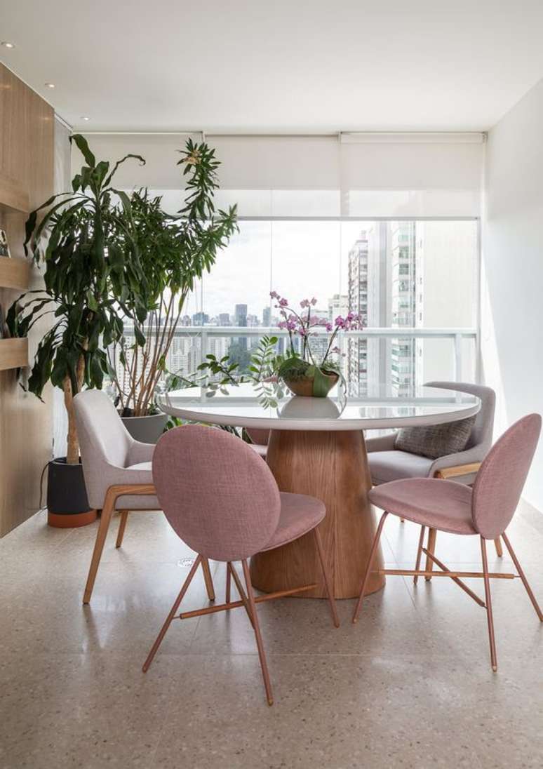 49. Sala de jantar com mesa cone e cadeira retrô rose – Foto MSAC Arquitetura