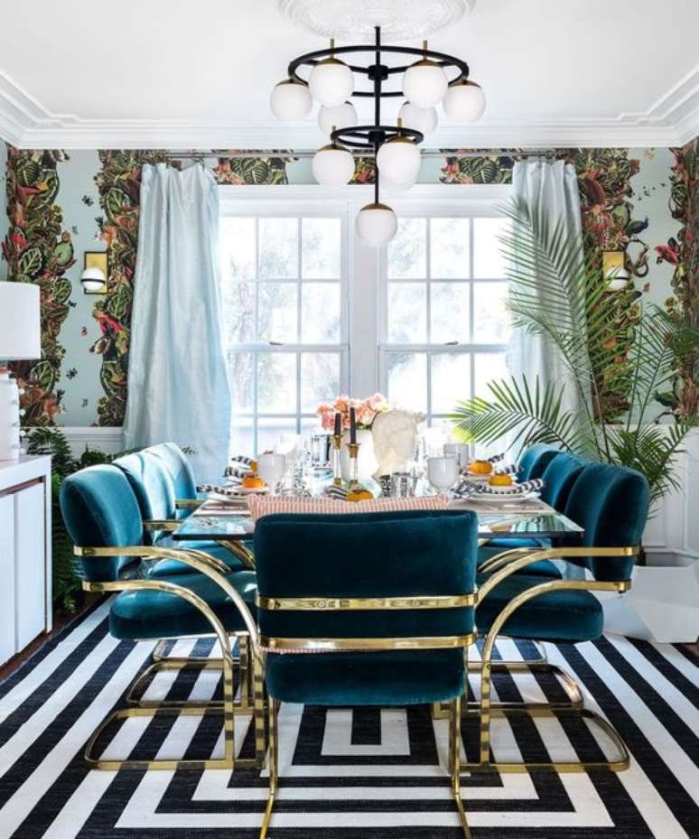 3. Sala decorada com cadeira retrô verde e dourada – Foto Milton e King