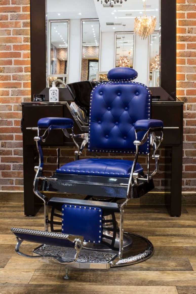 19. Cadeira retrô azul barbeiro para decoração moderna – Foto Van Del Velde
