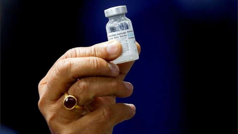Ministro da Saúde indiano, Harsh Vardhan, exibe frasco da Covaxin; contrato para compra da vacina na gestão Pazuello é alvo de investigação criminal no MPF