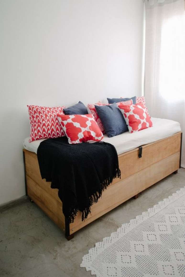 26. Sof&aacute; ba&uacute; de madeira com almofadas coloridas &ndash; Foto Lapis de Noiva