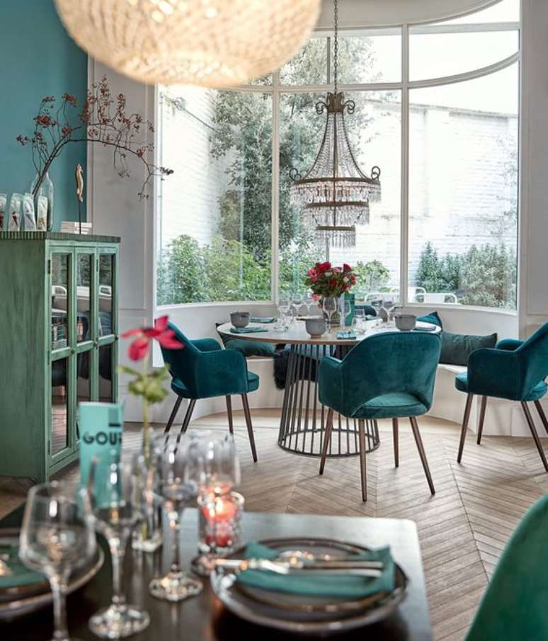 40. Cadeira retrô verde para sala moderna – Foto Maison Dumonde