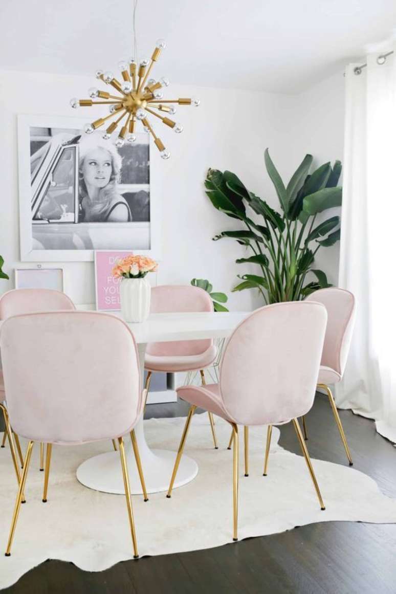 2. Sala de jantar com cadeira retrô vintage rosa claro – Foto Blanco Interiores