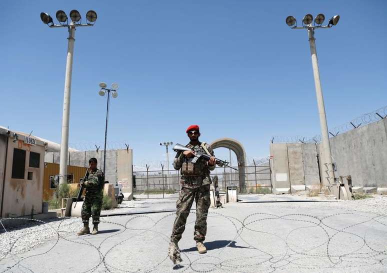 Soldado afegão no portão da base de Bagram
02/07/2021
REUTERS/Mohammad Ismail
