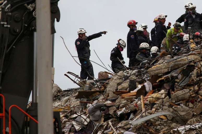 Equipes de resgate buscam vítimas de desabamento de prédio em Surfside, na Flórida
REUTERS/Marco Bello