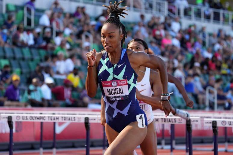 Brianna McNeal durante a seletiva olímpica dos 100m com barreiras