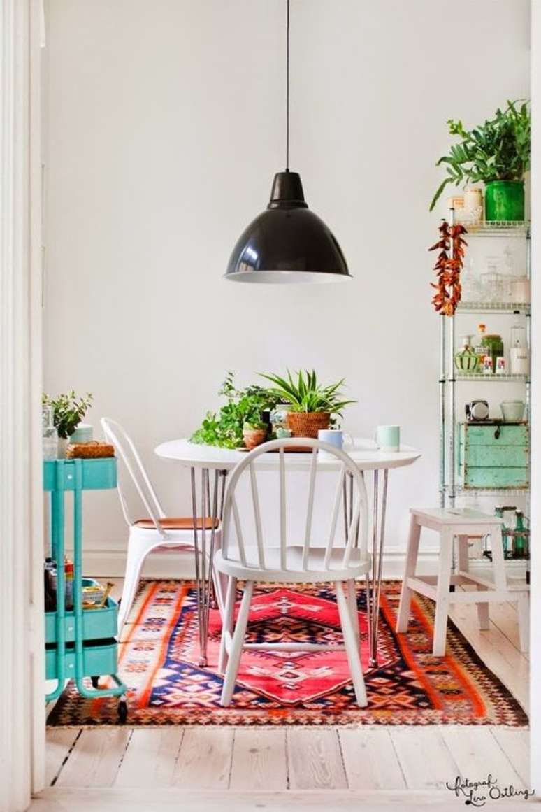 25. Cadeira retrô branca para sala de jantar com tapete colorido – Foto Gosto disto