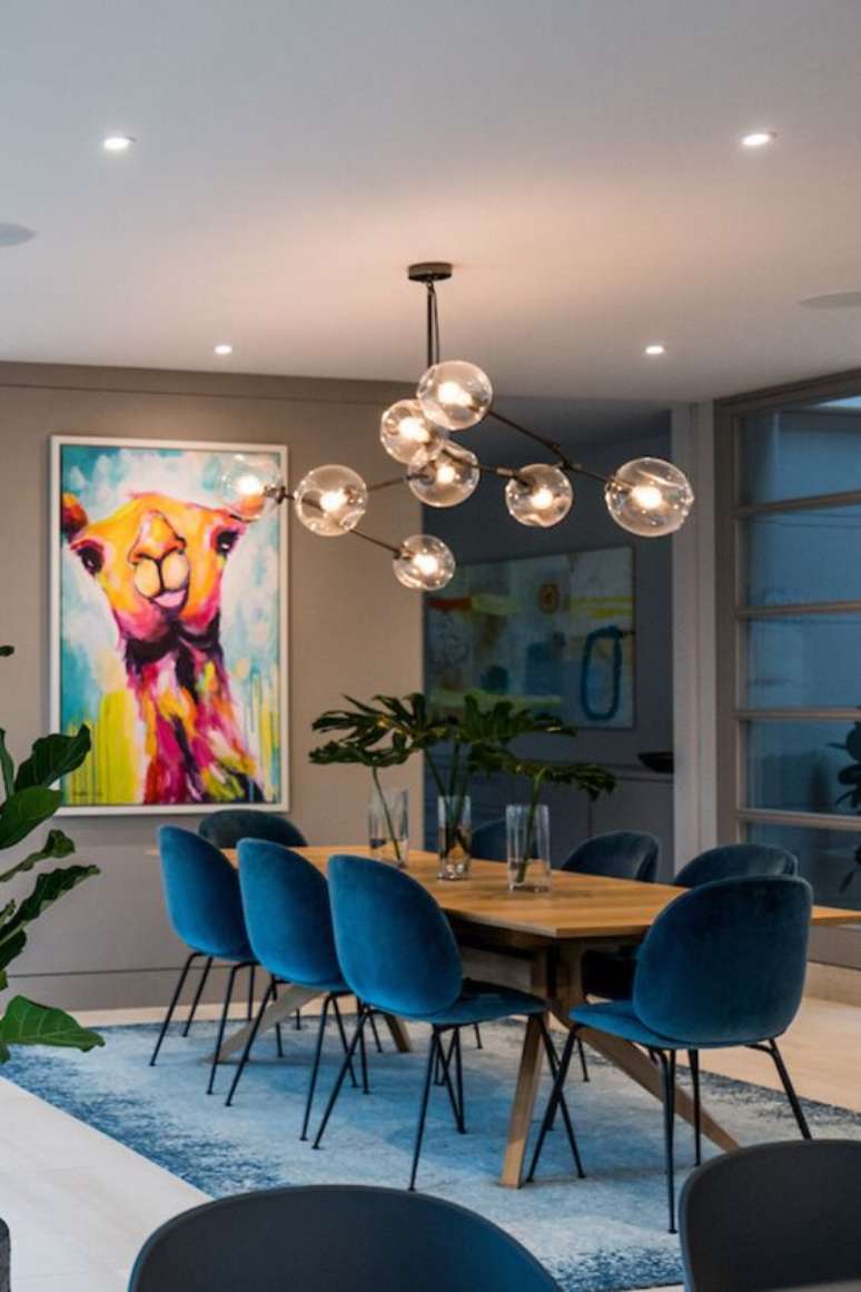 21. Cadeira retrô azul na sala de jantar moderna – Foto Decor Buddi