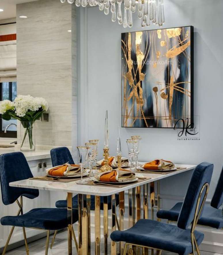 20. Cadeira retr&ocirc; azul marinho e mesa dourada &ndash; Foto Etsy