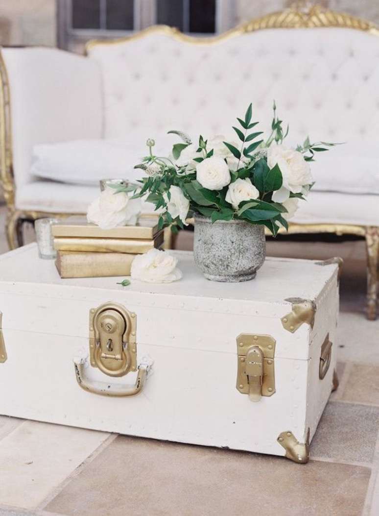 10. Sala vintage com bau de madeira no centro &ndash; Foto MOD Wedding