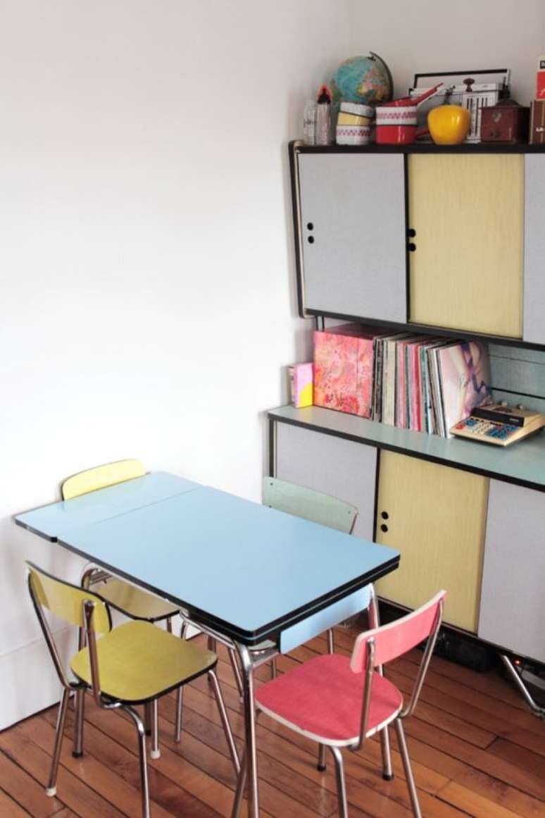 59. Sala com mesa de jantar e cadeira retrô colorida – Foto Hello Blogzine