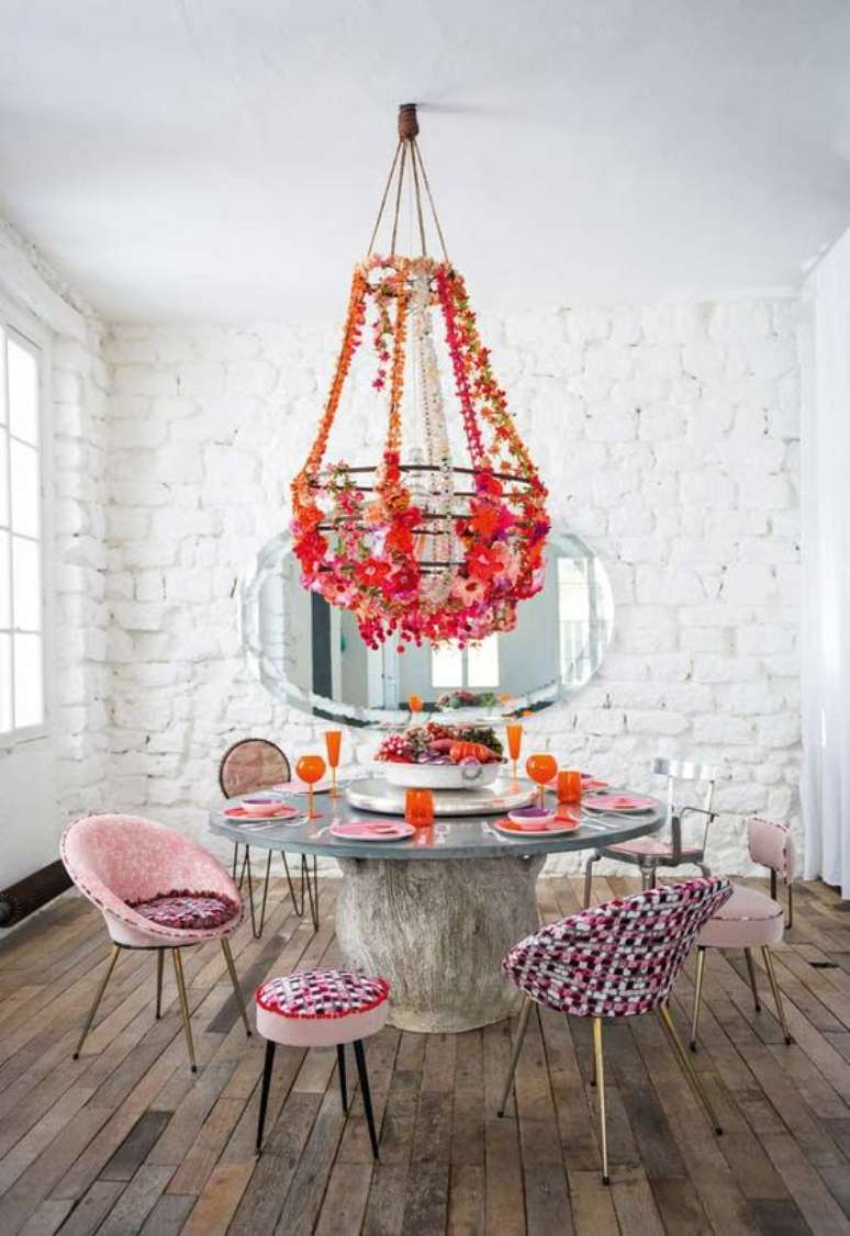 60. Sala com mesa de jantar e cadeira retro estampada &ndash; Foto Decor Facil