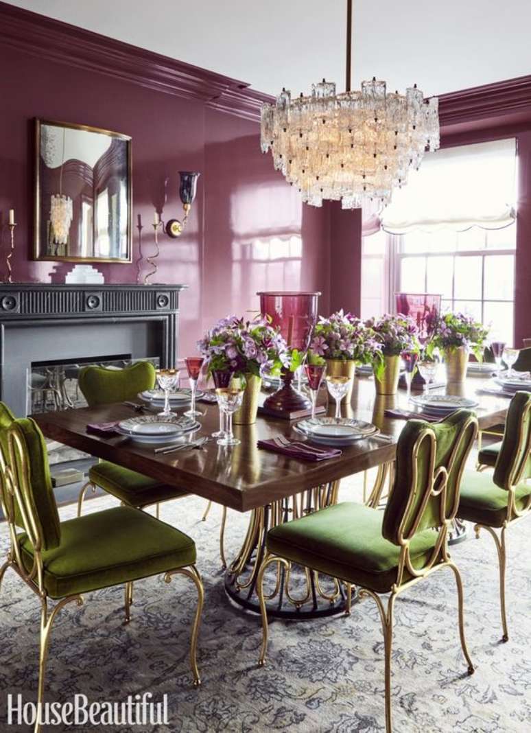 58. Sala com cadeira retrô verde e parede marsala – Foto Dering Hall