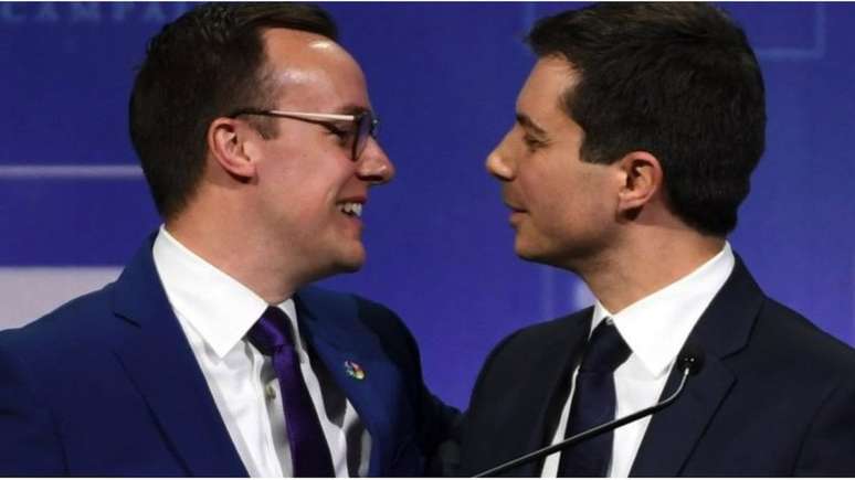 Buttigieg (direita) apareceu com seu marido em diversos momentos da campanha para Presidência; hoje ele é ministro de Joe Biden