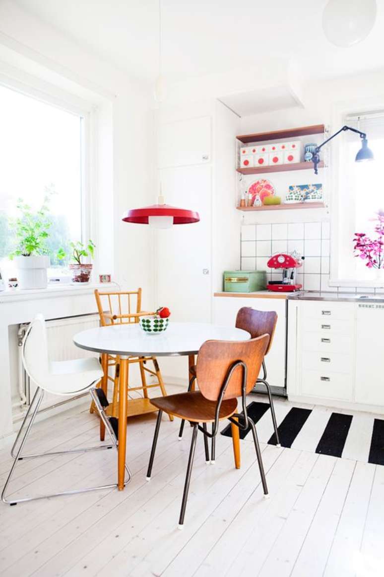 42. Cozinha pequena com cadeira de madeira retrô – Foto Simplichique