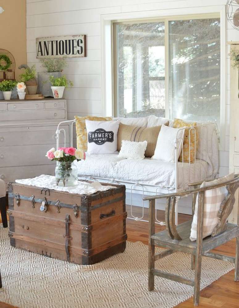 27. Varanda rustica decorada com bau de madeira &ndash; Foto Little Vintage Nest