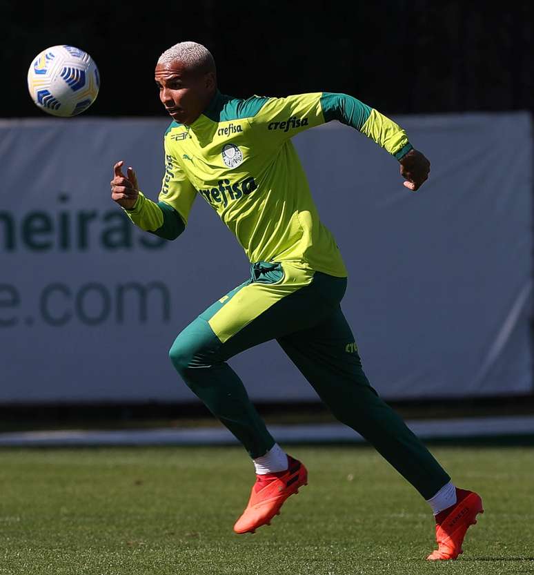 Deyverson durante o treino do Palmeiras nesta sexta-feira na Academia de Futebol