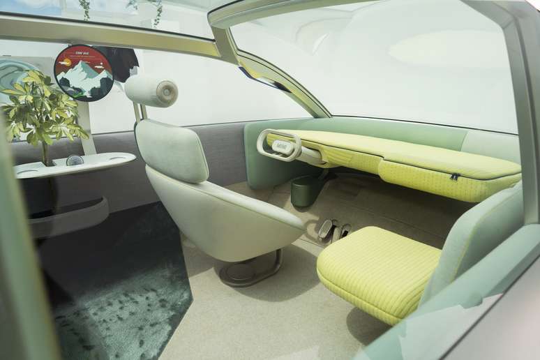 Apesar de aut&ocirc;nomo, Mini Vision Urbanaut conta com volante e pedais.