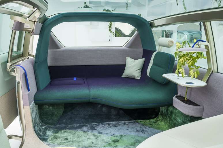 Banco traseiro do conceito pode ser transformado em sof&aacute;-cama.
