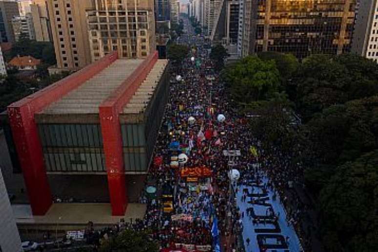 Manifestantes lotam a Avenida Paulista em ato contra o presidente Jair Bolsonaro neste sábado, 3
