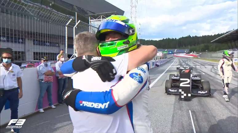 O abra&ccedil;o de David Schumacher no pai, Ralf 