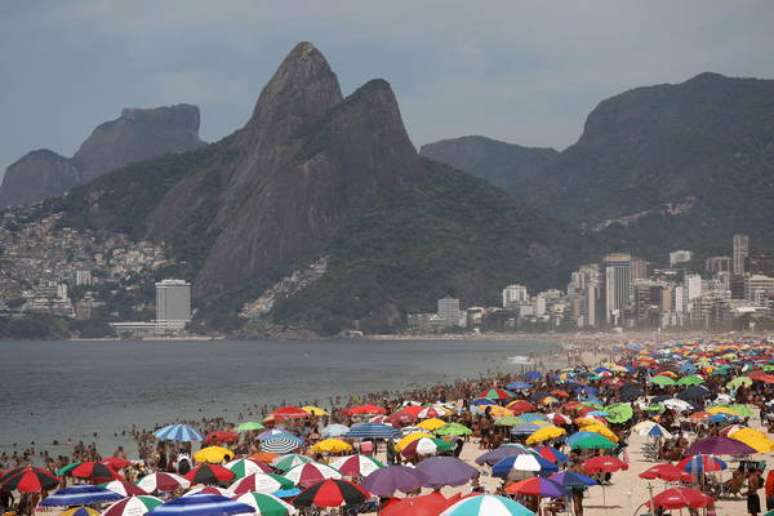 Brasileiros em praia no Rio de Janeiro