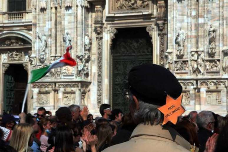 Protesto do movimento 'No Vax' na piazza Duomo, em Milão