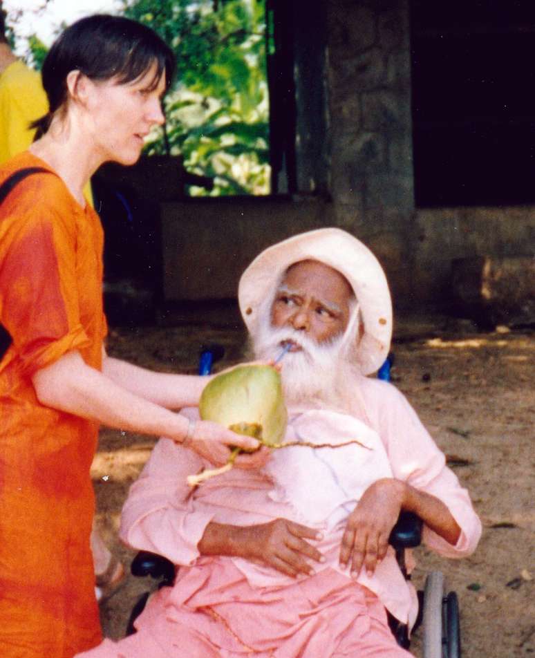 Julie com Vishnudevananda, fundador da Sivananda