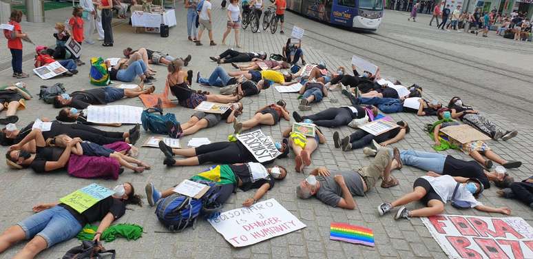 Mobilização nas ruas de Freiburg, na Alemanha, contra Bolsonaro