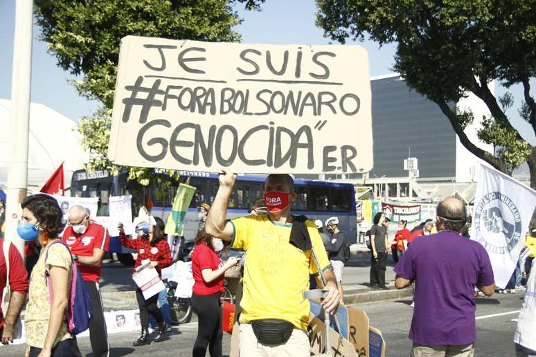 Manifestante leva cartaz contra Bolsonaro em protesto no Rio