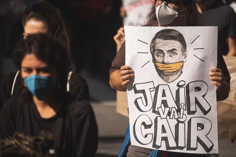 Manifestante exibe cartaz contra Bolsonaro