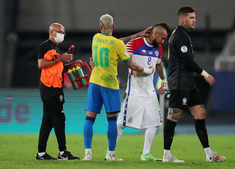 Neymar e Vidal se cumprimentaram ao final do jogo, mas trocaram alfinetadas