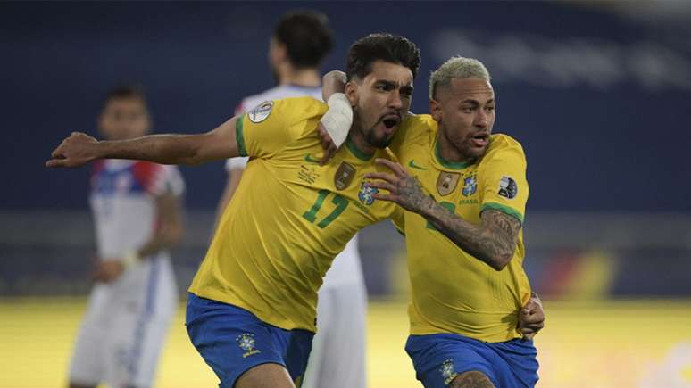 Neymar e Lucas Paquetá comemoram gol da vitória sobre o Chile nas quartas de final da Copa América (CARL DE SOUZA / AFP)