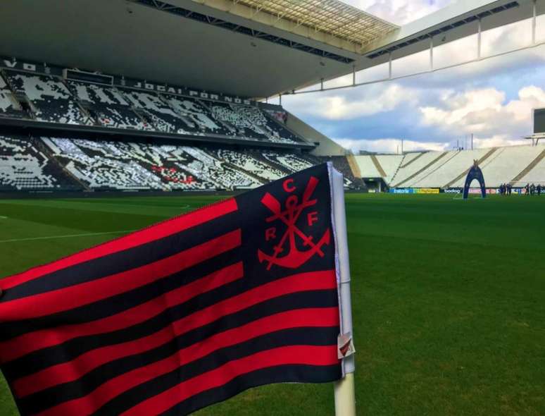 Bandeira do escanteio foi um dos fatores que revoltaram a Gaviões da Fiel (Foto: Twitter/Flamengo)