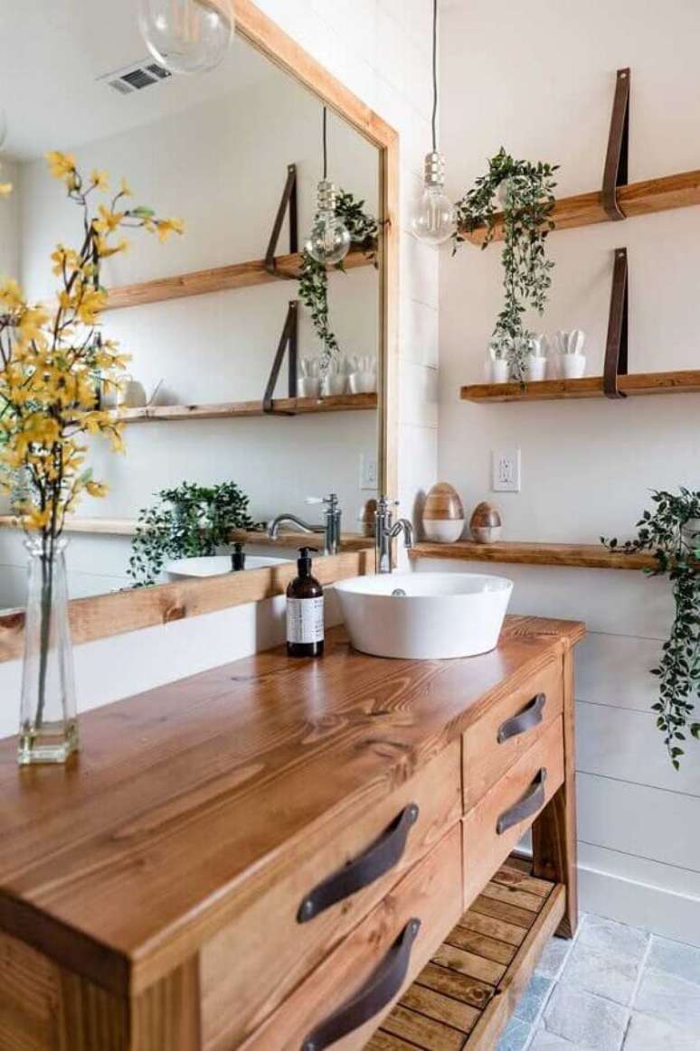 9. Ideias de decoração para banheiro branco rústico com gabinete e prateleiras de madeira – Foto: Houzz