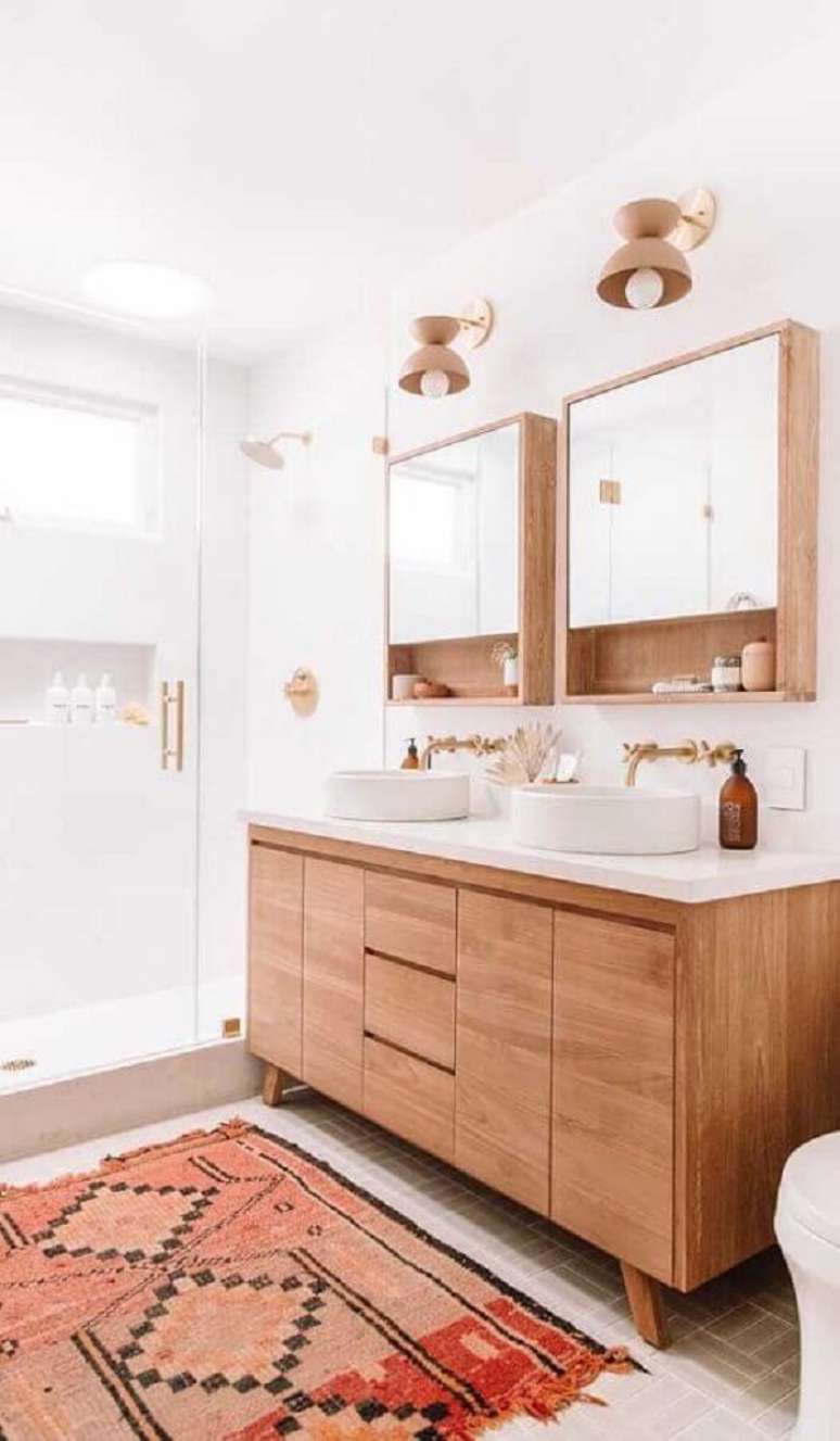 28. Ideias para banheiro branco decorado com gabinete e espelheira de madeira – Foto: Architecture Art Designs