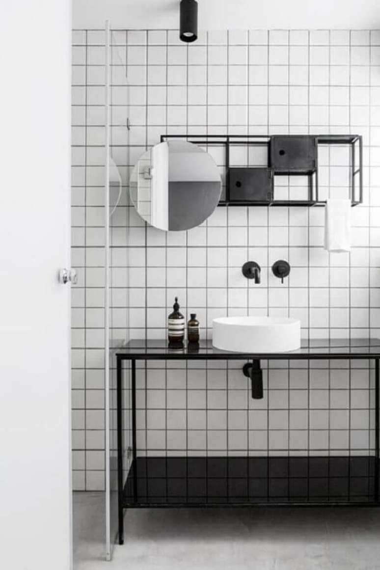 15. Ideias para decorar banheiro minimalista com cuba redonda para bancada preta – Foto: Elle Decor