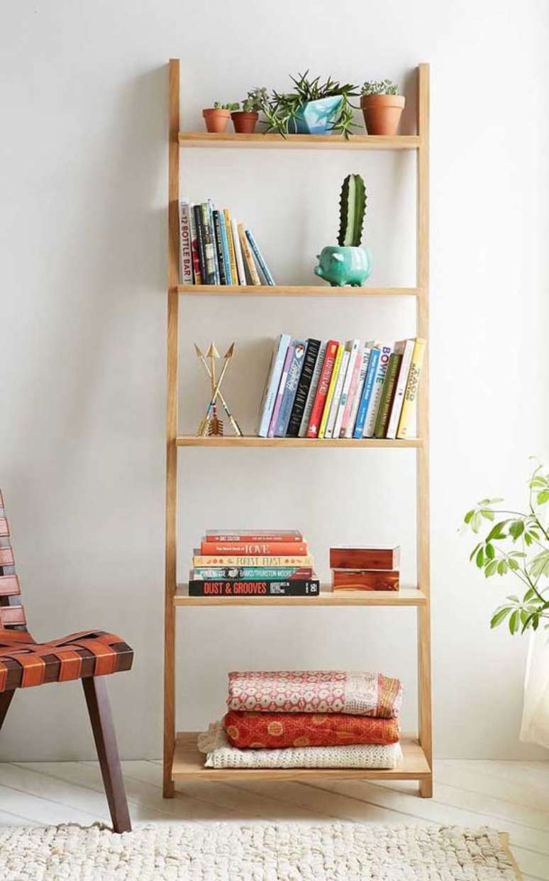 20. Sala com estante cavalete de madeira para livros – Foto Decor Facil