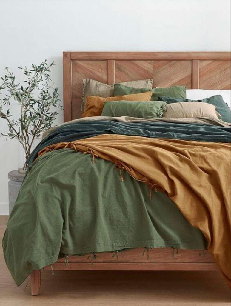 24. Quarto marrom com jogo de cama em tons de verde, azul e bege. Fonte: Dillards