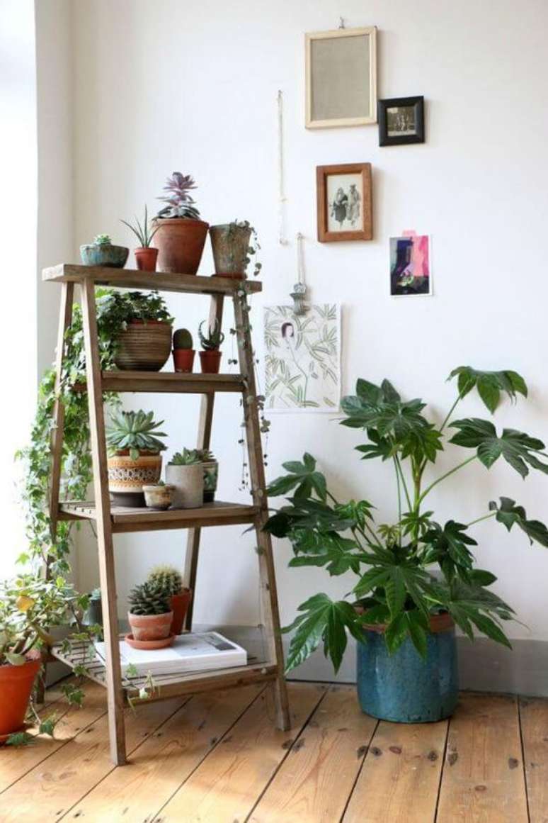 51. Estante cavalete decorada com plantas na sala de estar boho – Foto Cozy Little House