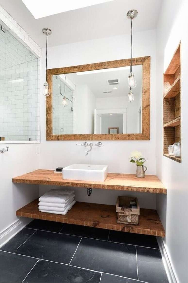 45. Ideias para banheiro simples decorado com espelho e bancada de madeira – Foto: Pinterest