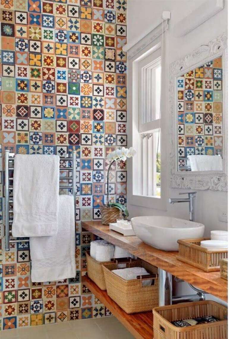 44. Ideias para banheiro simples decorado com bancada de madeira e revestimento colorido – Foto: Pinterest