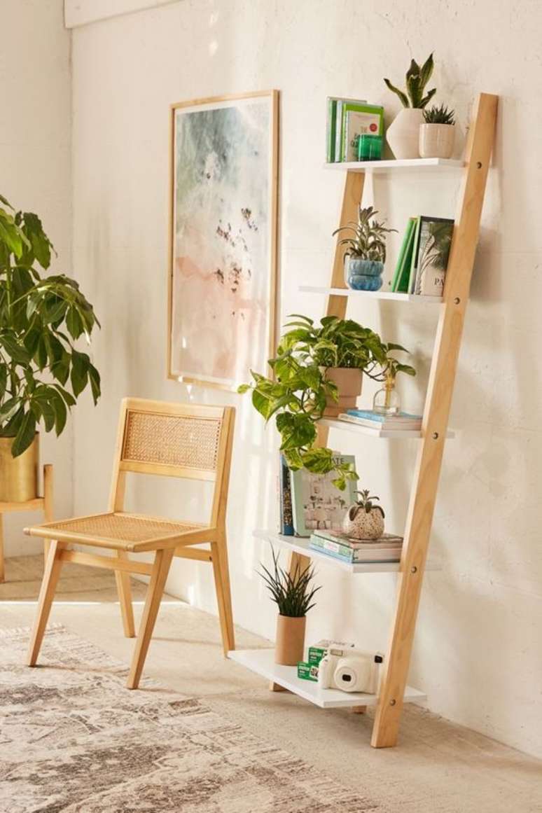 23. Sala de estar com estante cavalete de madeira – Foto Urban Outfitters