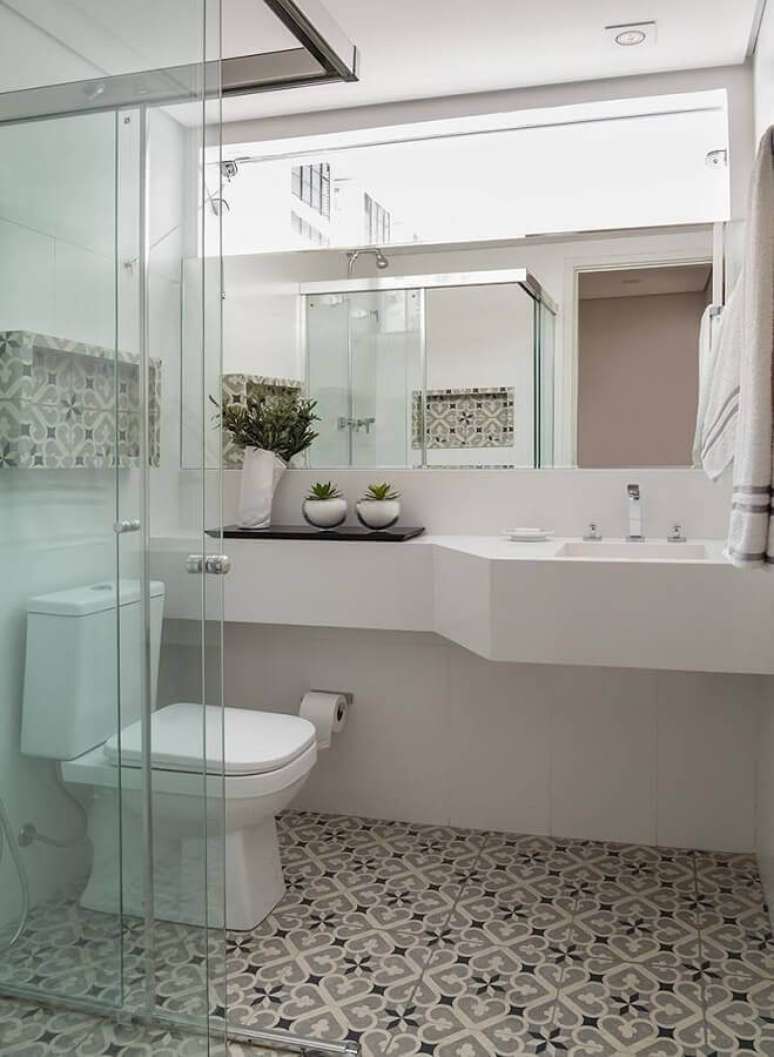 47. Ideias para banheiro simples decorado com piso antigo e bancada planejada – Foto: Pinterest